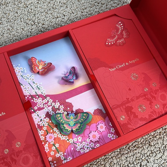 Van Cleef & Arpels 2025 lunar new year red envelope (box + 20 envelopes) - Picture 7 of 12
